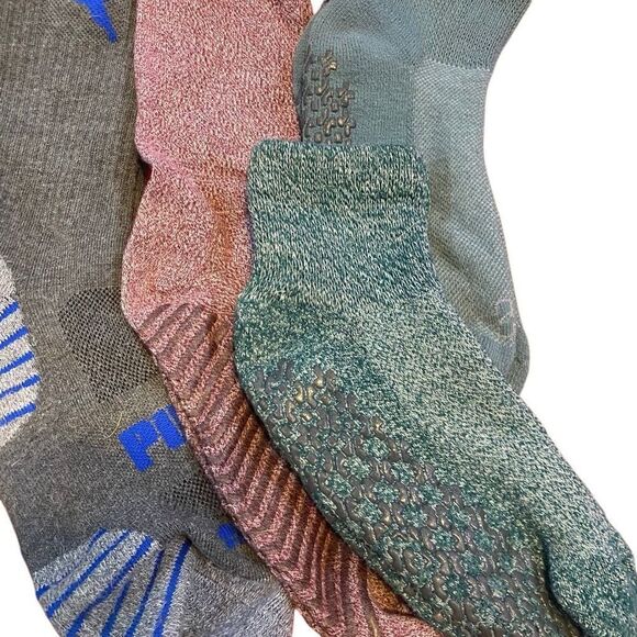 Puma set of 2 used kids socks and non slim 3 socks - Picture 3 of 4